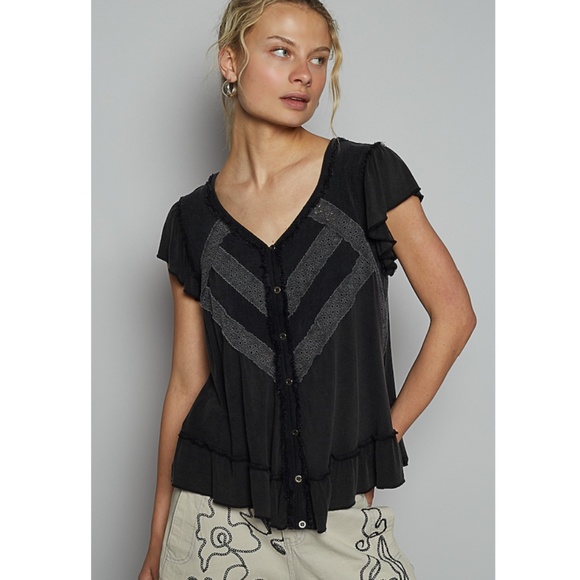POL Tops - 🌟 “The Drea" Black Frill Sleeve Lace Trim Top